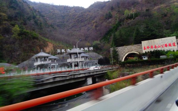 Zhongnanshan не е далеч от Tiantaishan, но превъзхожда близкия си съсед по обща дължина и дълбочина (1640 метра максимална). Въпреки всичко това завършването на тунела отне само пет години. Беше най-дългият в Азия, когато го отвориха за движение през 2007-а.

Завършването на Zhongnanshan струва около 400 милиона евро - направо без пари. Но забележете, това го прави един от най-скъпите пътни тунели досега в Китай. Три вентилационни шахти осигуряват свеж въздух към всяка от двете тръби. И тук има цветни светлини и шарки, проектирани върху покрива на тунела, както и изкуствени растения, за да осигурят разнообразие на водачите.